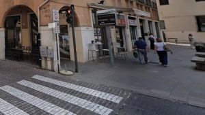 Prende il caffè al bar, un cane le azzanna la testa