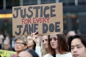 Dans sa chronique LES PASSANTES, Fabienne Lemahieu interroge la persistance d’un « name and shame » qui viserait les femmes victimes de violences sexuelles. Et salue la mobilisation pour que la honte change définitivement de camp.
