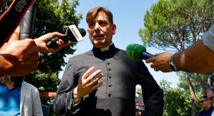 Basta cortei, serviva un prete per sfidare il boss