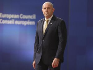 Радев поиска Европа да защити „Лукойл“! Призна, че минимална заплата от 1000 евро е непосилна засега