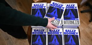 Los libros de Sally Rooney se retiran de la venta en el Reino Unido debido a su apoyo a Palestine Action