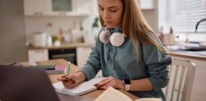 Ponerse dificultades y cometer errores: la vía para estudiar mejor, según la ciencia