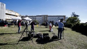 Il Papa al Gemelli. Niente più bivacchi di cronisti, le tv sono sulla collina e non c’è più il bollettino