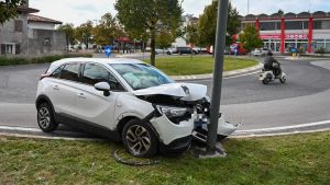 San Vito al Tagliamento, auto finisce contro un palo: due anziani in ospedale