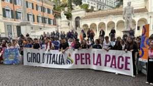 Giro d’Italia per la pace, a Udine 250 ragazzi in corteo con la Lampada di Assisi