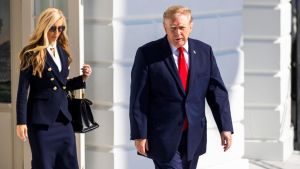 Il ‘castello di carte’ di Trump cade a pezzi: i fedelissimi travolti da scandali e liti interne