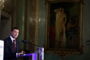 (POGLED) Francija pred predsedniškimi volitvami: Ali bo škandal potopil Marine Le Pen?