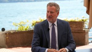 Bill de Blasio e il futuro dell’America: “Trump sarà dimenticato, la vera sfida oggi è l’intelligenza artificiale”