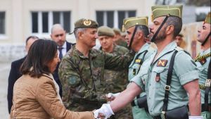 Defensa insta al mando militar a investigar conductas violentas y manifestaciones ultras de los soldados