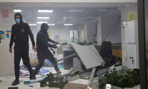 Albanijo pretresajo nasilni protesti, v Tirani v vladna poslopja letelo kamenje