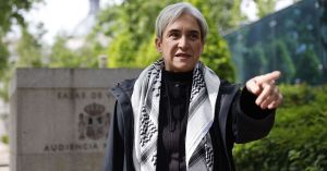 El Frente Amplio, los calvos y el timo de Colau