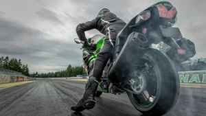 Sfreccia in moto col foglio rosa, fermato dai vigili e multato