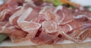 Aggrappiamoci al salame