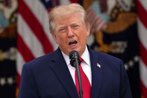 Палец на кнопке сливного бачка: Трамп взялся смыть Зеленского, но не ради мира