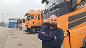 Un camionero y un ganadero, rostros del duro golpe de la gasolina en Asturias: 