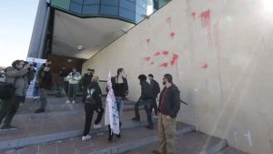 Mestre, 400 studenti in corteo contro il tetto stranieri: imbrattata la sede dell’ufficio scolastico