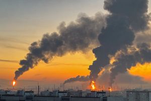 Ukraine Resumes Strikes on Russian Oil Refineries