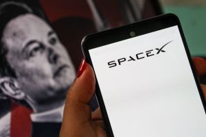 A Bruising Battle Awaits Musk and SpaceX in Mobile Services