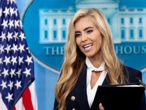Сексапилната говорителка на Белия дом призна, не е издържала изпита за адвокат