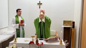 El Vaticano difunde las dos primeras fotos del Papa, que el domingo oficiará el Angelus