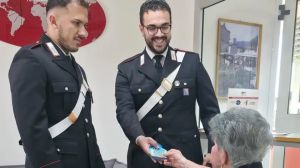 Fingono il finto incidente della figlia e rubano 15mila euro d'oro a un'anziana: ventunenne fermato in strada