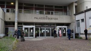 L’appartamento in affitto e le foto a ragazzine minorenni in abiti intimi: ex insegnante condannato a sette anni