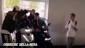 Napoli, con i motorini nella palestra dell'istituto Rossini durante l'occupazione: coro di condanna. Danni al Giordani