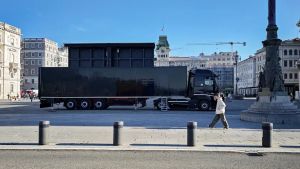 Spunta il tir con schermo in mezzo a piazza Unità: è per la Corsa dei Castelli