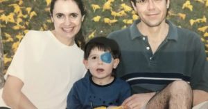 ‘Desapego com dor e amor’: pai narra a vida do filho que conviveu uma década com câncer