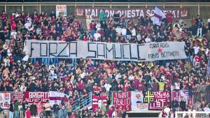 La curva del Livorno abbraccia Regazzetti, malato di cancro: 