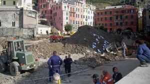 Vernazza quindici anni dopo l’alluvione. Gli edifici sono inagibili, ma il comune sospende lo sgombero