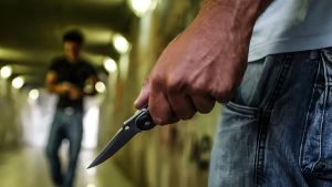 A scuola con un coltello. Denunciato uno studente. Sconcerto e apprensione
