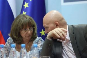 (FENOMENI) Kolumna Svetlane Slapšak: Odgovornost 2x, izživljanje 2x: enačba padca vlade