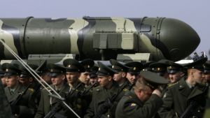 64 г. по-късно светът отново е на ръба на ядрена война и май не си е научил урока от Кубинската криза