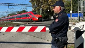 Investito dal treno regionale a Ronchi, è mistero sull’identità dell’uomo