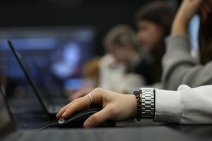 Кем можно и кем нельзя работать подросткам до 18 лет: никаких кальянных