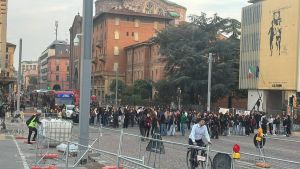 Licei in protesta a Bologna: centinaia di studenti in strada e traffico in tilt