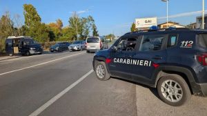 Guida in stato d'ebbrezza e porto di armi: nove denunce e oltre cento persone identificate