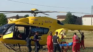 Cade in cantiere a Correggio, grave operaio