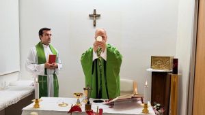 Le prime foto del Papa, il retroscena: le tensioni con Parolin dietro la scelta di Leone