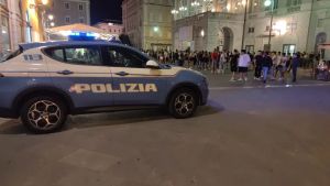 Rissa tra giovani in piazza Verdi a Trieste: un ferito
