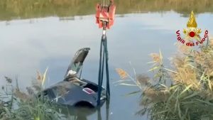 Finisce in auto nel canale per evitare una volpe: i pompieri recuperano la vettura