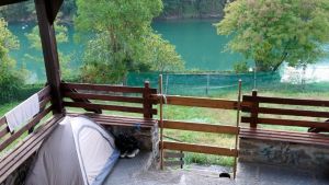 Tende nel belvedere di Piuma a Gorizia, ecco i rifugi “fai da te” dei migranti