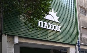 Τελικά στο ΠΑΣΟΚ είναι βλάκες ή αφελείς;