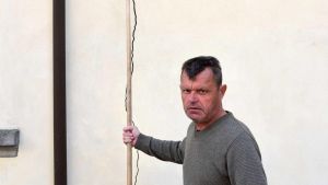 Una crepa sulla canonica centenaria: 