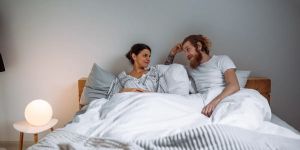 Lieber zusammen in einem Bett schlafen, als auf Dating-Apps zu swipen
