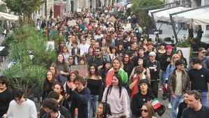 Caro affitti e riarmo: tanti studenti al corteo di protesta nel centro di Udine