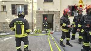 Incendio in un appartamento in via Santi a Trieste: i vigili del fuoco portano in salvo tre persone