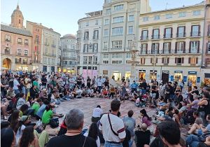 Los indignados por la crisis de la vivienda se abren en canal cada lunes en la Plaza de la Constitución