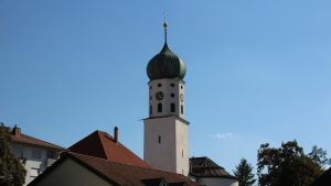 Kirchturm von St. Oswald nach langer Dunkelheit zurück im Rampenlicht